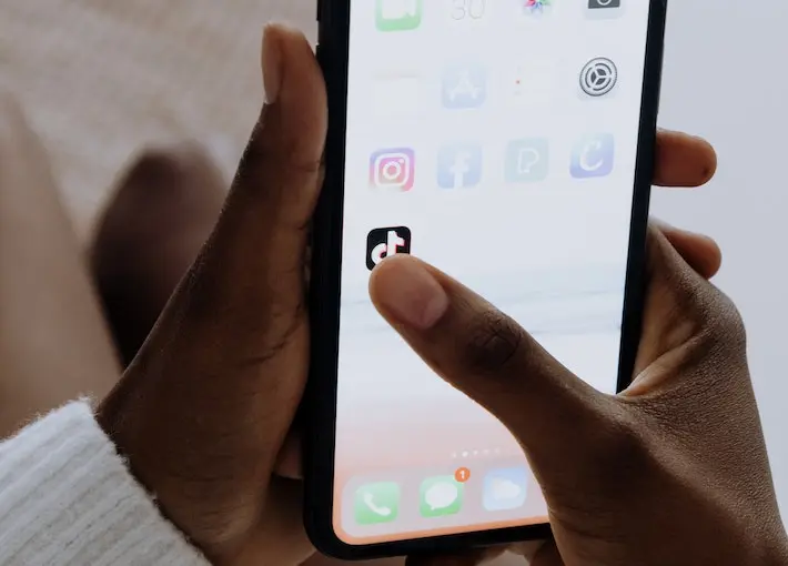 Osoba korzystająca z aplikacji TikTok na telefonie