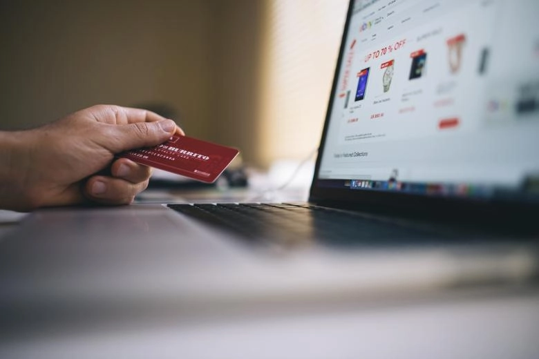 Użytkownik dokonujący płatności online przy użyciu karty kredytowej